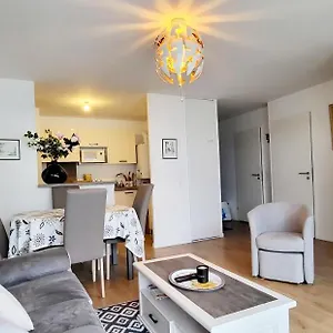 Moderne Finement Decore Avec Balcon A Centre , Vannes France